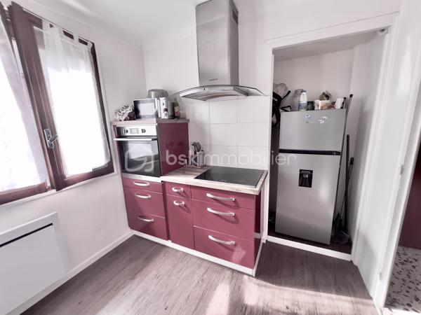 Idéal pour un investissement locatif, un projet Airbnb, une résidence secondaire, un pied-à-terre au calme ou un premier achat.
Situé à proximité immédiate du centre-ville, des commerces, des cols alpins et des stations de ski de la Maurienne, cet appartement meublé traversant de 74 m² bénéficie d'un emplacement particulièrement recherché.
Implanté au 2ᵉ et dernier étage d'une petite copropriété de seulement 2 lots, avec de faibles charges, un véritable atout pour maîtriser vos dépenses.
Il se compose d'un hall d'entrée desservant une cuisine équipée indépendante, ainsi qu'un salon-séjour lumineux de 28 m², offrant un bel espace de vie convivial.
La partie nuit comprend deux grandes chambres de 10 m² et 14 m², toutes deux équipées de placards intégrés, une salle d'eau avec douche et espace buanderie, ainsi qu'un WC indépendant.
Un garage et une cave viennent compléter les prestations de ce bien.
Cet appartement meublé, alliant confort, fonctionnalité et emplacement privilégié, constitue une belle opportunité, que ce soit pour y vivre ou pour réaliser un investissement de qualité.
Une visite s'impose pour découvrir tout son potentiel !