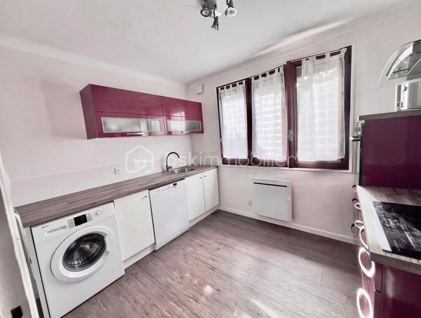 Idéal pour un investissement locatif, un projet Airbnb, une résidence secondaire, un pied-à-terre au calme ou un premier achat.
Situé à proximité immédiate du centre-ville, des commerces, des cols alpins et des stations de ski de la Maurienne, cet appartement meublé traversant de 74 m² bénéficie d'un emplacement particulièrement recherché.
Implanté au 2ᵉ et dernier étage d'une petite copropriété de seulement 2 lots, avec de faibles charges, un véritable atout pour maîtriser vos dépenses.
Il se compose d'un hall d'entrée desservant une cuisine équipée indépendante, ainsi qu'un salon-séjour lumineux de 28 m², offrant un bel espace de vie convivial.
La partie nuit comprend deux grandes chambres de 10 m² et 14 m², toutes deux équipées de placards intégrés, une salle d'eau avec douche et espace buanderie, ainsi qu'un WC indépendant.
Un garage et une cave viennent compléter les prestations de ce bien.
Cet appartement meublé, alliant confort, fonctionnalité et emplacement privilégié, constitue une belle opportunité, que ce soit pour y vivre ou pour réaliser un investissement de qualité.
Une visite s'impose pour découvrir tout son potentiel !