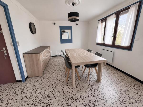 Idéal pour un investissement locatif, un projet Airbnb, une résidence secondaire, un pied-à-terre au calme ou un premier achat.
Situé à proximité immédiate du centre-ville, des commerces, des cols alpins et des stations de ski de la Maurienne, cet appartement meublé traversant de 74 m² bénéficie d'un emplacement particulièrement recherché.
Implanté au 2ᵉ et dernier étage d'une petite copropriété de seulement 2 lots, avec de faibles charges, un véritable atout pour maîtriser vos dépenses.
Il se compose d'un hall d'entrée desservant une cuisine équipée indépendante, ainsi qu'un salon-séjour lumineux de 28 m², offrant un bel espace de vie convivial.
La partie nuit comprend deux grandes chambres de 10 m² et 14 m², toutes deux équipées de placards intégrés, une salle d'eau avec douche et espace buanderie, ainsi qu'un WC indépendant.
Un garage et une cave viennent compléter les prestations de ce bien.
Cet appartement meublé, alliant confort, fonctionnalité et emplacement privilégié, constitue une belle opportunité, que ce soit pour y vivre ou pour réaliser un investissement de qualité.
Une visite s'impose pour découvrir tout son potentiel !