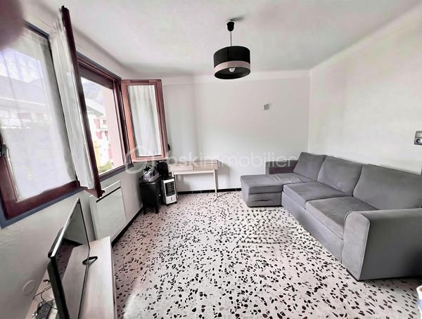 Idéal pour un investissement locatif, un projet Airbnb, une résidence secondaire, un pied-à-terre au calme ou un premier achat.
Situé à proximité immédiate du centre-ville, des commerces, des cols alpins et des stations de ski de la Maurienne, cet appartement meublé traversant de 74 m² bénéficie d'un emplacement particulièrement recherché.
Implanté au 2ᵉ et dernier étage d'une petite copropriété de seulement 2 lots, avec de faibles charges, un véritable atout pour maîtriser vos dépenses.
Il se compose d'un hall d'entrée desservant une cuisine équipée indépendante, ainsi qu'un salon-séjour lumineux de 28 m², offrant un bel espace de vie convivial.
La partie nuit comprend deux grandes chambres de 10 m² et 14 m², toutes deux équipées de placards intégrés, une salle d'eau avec douche et espace buanderie, ainsi qu'un WC indépendant.
Un garage et une cave viennent compléter les prestations de ce bien.
Cet appartement meublé, alliant confort, fonctionnalité et emplacement privilégié, constitue une belle opportunité, que ce soit pour y vivre ou pour réaliser un investissement de qualité.
Une visite s'impose pour découvrir tout son potentiel !