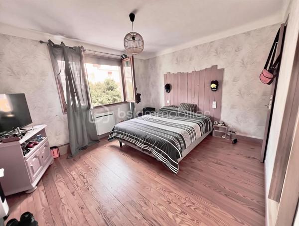 Idéal pour un investissement locatif, un projet Airbnb, une résidence secondaire, un pied-à-terre au calme ou un premier achat.
Situé à proximité immédiate du centre-ville, des commerces, des cols alpins et des stations de ski de la Maurienne, cet appartement meublé traversant de 74 m² bénéficie d'un emplacement particulièrement recherché.
Implanté au 2ᵉ et dernier étage d'une petite copropriété de seulement 2 lots, avec de faibles charges, un véritable atout pour maîtriser vos dépenses.
Il se compose d'un hall d'entrée desservant une cuisine équipée indépendante, ainsi qu'un salon-séjour lumineux de 28 m², offrant un bel espace de vie convivial.
La partie nuit comprend deux grandes chambres de 10 m² et 14 m², toutes deux équipées de placards intégrés, une salle d'eau avec douche et espace buanderie, ainsi qu'un WC indépendant.
Un garage et une cave viennent compléter les prestations de ce bien.
Cet appartement meublé, alliant confort, fonctionnalité et emplacement privilégié, constitue une belle opportunité, que ce soit pour y vivre ou pour réaliser un investissement de qualité.
Une visite s'impose pour découvrir tout son potentiel !