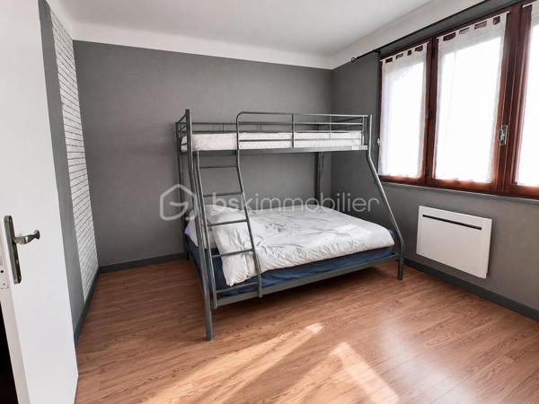 Idéal pour un investissement locatif, un projet Airbnb, une résidence secondaire, un pied-à-terre au calme ou un premier achat.
Situé à proximité immédiate du centre-ville, des commerces, des cols alpins et des stations de ski de la Maurienne, cet appartement meublé traversant de 74 m² bénéficie d'un emplacement particulièrement recherché.
Implanté au 2ᵉ et dernier étage d'une petite copropriété de seulement 2 lots, avec de faibles charges, un véritable atout pour maîtriser vos dépenses.
Il se compose d'un hall d'entrée desservant une cuisine équipée indépendante, ainsi qu'un salon-séjour lumineux de 28 m², offrant un bel espace de vie convivial.
La partie nuit comprend deux grandes chambres de 10 m² et 14 m², toutes deux équipées de placards intégrés, une salle d'eau avec douche et espace buanderie, ainsi qu'un WC indépendant.
Un garage et une cave viennent compléter les prestations de ce bien.
Cet appartement meublé, alliant confort, fonctionnalité et emplacement privilégié, constitue une belle opportunité, que ce soit pour y vivre ou pour réaliser un investissement de qualité.
Une visite s'impose pour découvrir tout son potentiel !