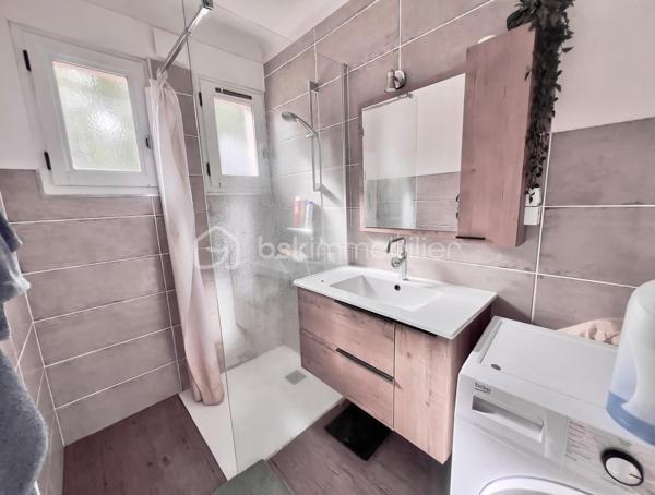Idéal pour un investissement locatif, un projet Airbnb, une résidence secondaire, un pied-à-terre au calme ou un premier achat.
Situé à proximité immédiate du centre-ville, des commerces, des cols alpins et des stations de ski de la Maurienne, cet appartement meublé traversant de 74 m² bénéficie d'un emplacement particulièrement recherché.
Implanté au 2ᵉ et dernier étage d'une petite copropriété de seulement 2 lots, avec de faibles charges, un véritable atout pour maîtriser vos dépenses.
Il se compose d'un hall d'entrée desservant une cuisine équipée indépendante, ainsi qu'un salon-séjour lumineux de 28 m², offrant un bel espace de vie convivial.
La partie nuit comprend deux grandes chambres de 10 m² et 14 m², toutes deux équipées de placards intégrés, une salle d'eau avec douche et espace buanderie, ainsi qu'un WC indépendant.
Un garage et une cave viennent compléter les prestations de ce bien.
Cet appartement meublé, alliant confort, fonctionnalité et emplacement privilégié, constitue une belle opportunité, que ce soit pour y vivre ou pour réaliser un investissement de qualité.
Une visite s'impose pour découvrir tout son potentiel !
