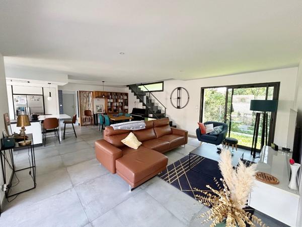 Maison 5 pièces de 2019 avec piscine et garage