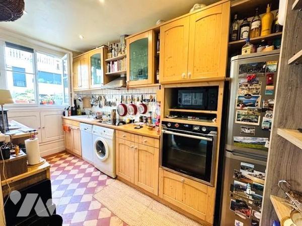 LEVALLOIS PERRET - METRO ANATOLE FRANCE - 2/3 PIECES. 3ème étage. Immeuble Ancien.