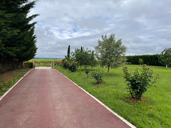 Belle maison de plain pied, terrain plat, proche d'Auch