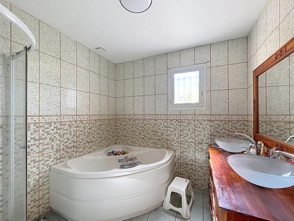 Belle maison de plain pied, terrain plat, proche d'Auch