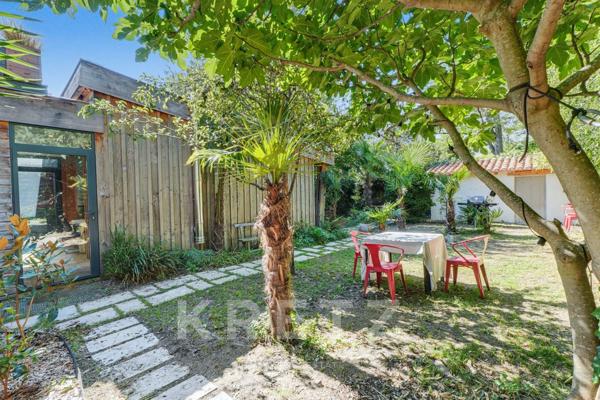 Anciens ateliers rénovés 290m2, quartier Grand Rond / Côte Pavée