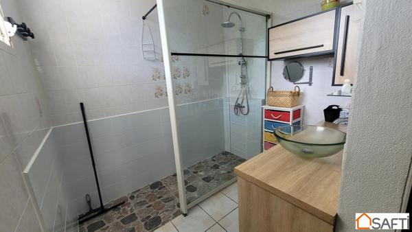 Grande maison au calme, proche des commodités!