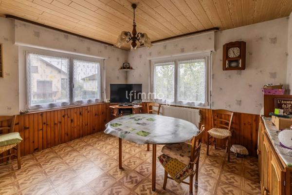 Habitation familiale, dotée d'une belle construction à Moussey.