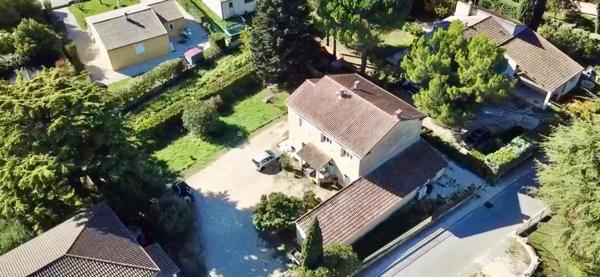 Bagnols Sur Cèze :Villa sur deux niveaux avec double potentiel habitation / professionnel  172,48 m2 Habitables , 5 chambres,  dépendance 120m2