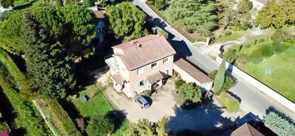 Bagnols Sur Cèze :Villa sur deux niveaux avec double potentiel habitation / professionnel  172,48 m2 Habitables , 5 chambres,  dépendance 120m2