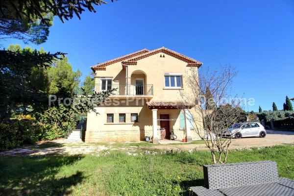 Bagnols Sur Cèze :Villa sur deux niveaux avec double potentiel habitation / professionnel  172,48 m2 Habitables , 5 chambres,  dépendance 120m2