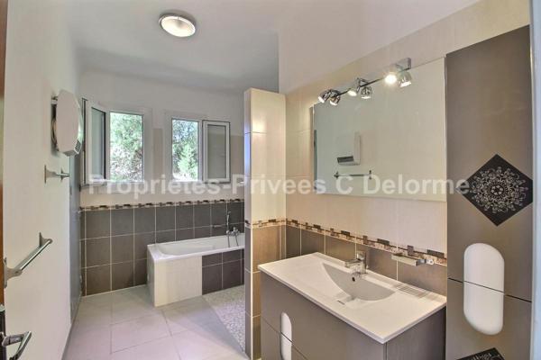 Bagnols Sur Cèze :Villa sur deux niveaux avec double potentiel habitation / professionnel  172,48 m2 Habitables , 5 chambres,  dépendance 120m2