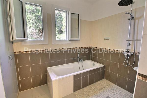 Bagnols Sur Cèze :Villa sur deux niveaux avec double potentiel habitation / professionnel  172,48 m2 Habitables , 5 chambres,  dépendance 120m2