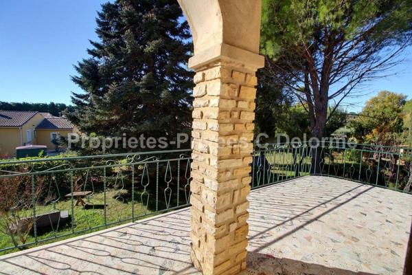 Bagnols Sur Cèze :Villa sur deux niveaux avec double potentiel habitation / professionnel  172,48 m2 Habitables , 5 chambres,  dépendance 120m2