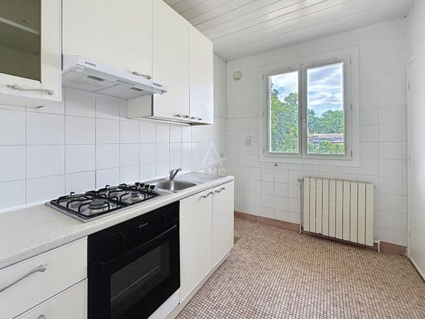Maison traditionnelle sur deux niveaux d'environ 101 m²