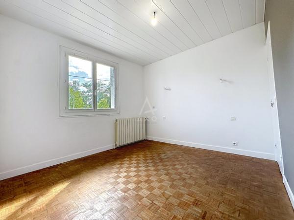 Maison traditionnelle sur deux niveaux d'environ 101 m²