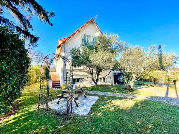 Maison de 7 pièce(s) €519 900 ** - Référence 7787