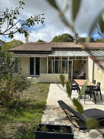 La Roche-sur-Yon, maison de ville avec garage et jardin clos, deux chambres et un bureau