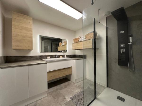 La Roche-sur-Yon, maison de ville avec garage et jardin clos, deux chambres et un bureau