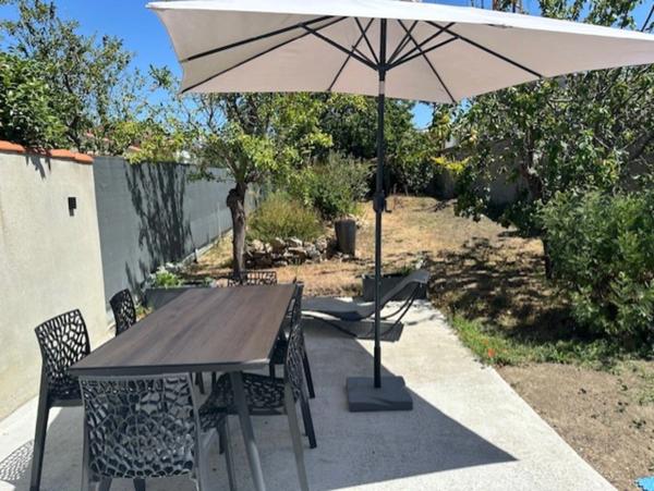 La Roche-sur-Yon, maison de ville avec garage et jardin clos, deux chambres et un bureau