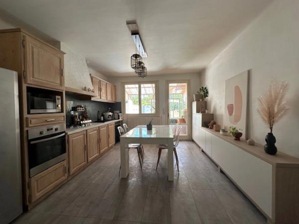 La Roche-sur-Yon, maison de ville avec garage et jardin clos, deux chambres et un bureau