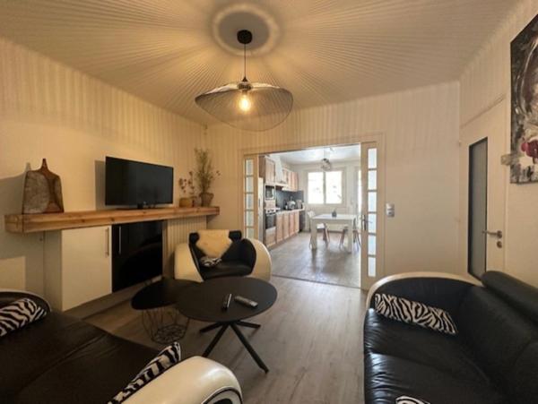 La Roche-sur-Yon, maison de ville avec garage et jardin clos, deux chambres et un bureau