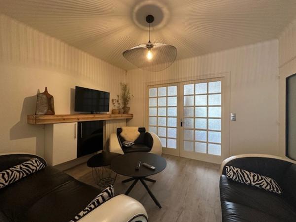 La Roche-sur-Yon, maison de ville avec garage et jardin clos, deux chambres et un bureau