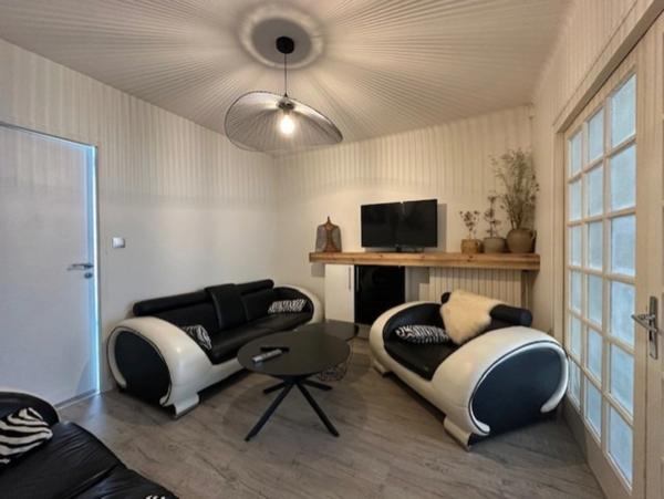 La Roche-sur-Yon, maison de ville avec garage et jardin clos, deux chambres et un bureau