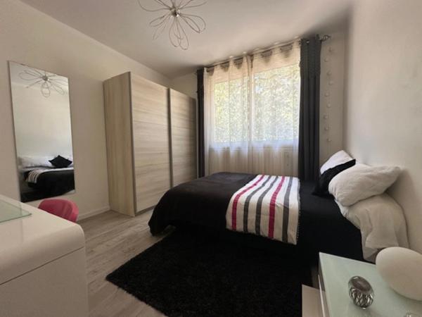 La Roche-sur-Yon, maison de ville avec garage et jardin clos, deux chambres et un bureau