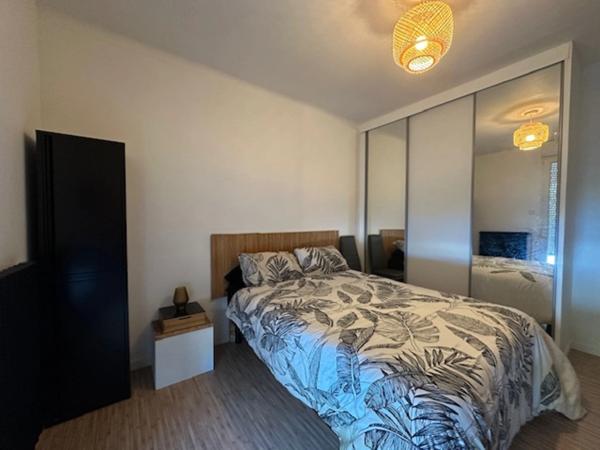 La Roche-sur-Yon, maison de ville avec garage et jardin clos, deux chambres et un bureau