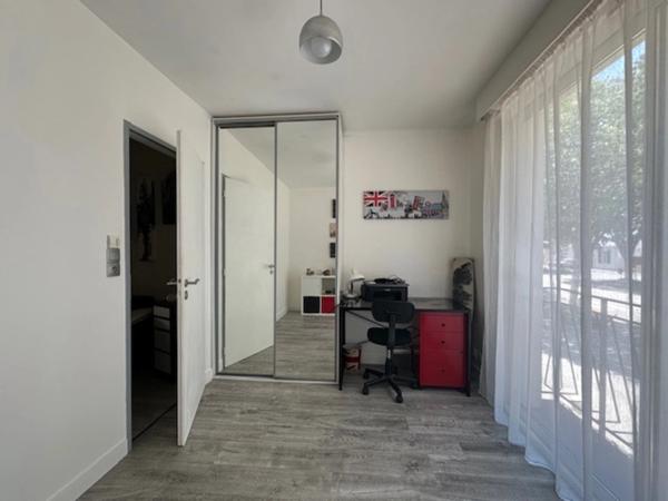 La Roche-sur-Yon, maison de ville avec garage et jardin clos, deux chambres et un bureau