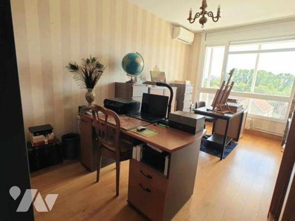 APPARTEMENT T6 AVEC ASCENSEUR & GARAGE.