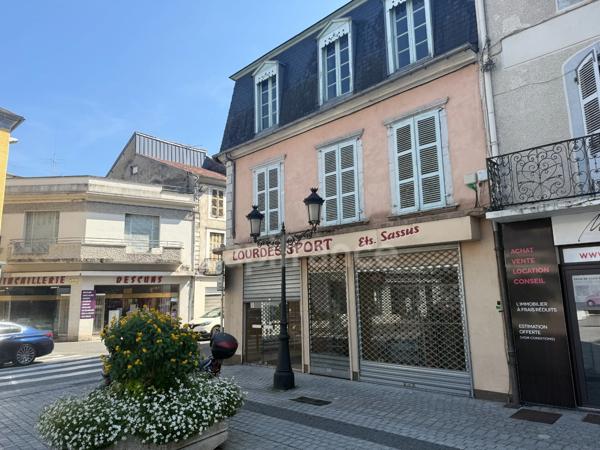 Immeuble à rénover avec locaux commerciaux