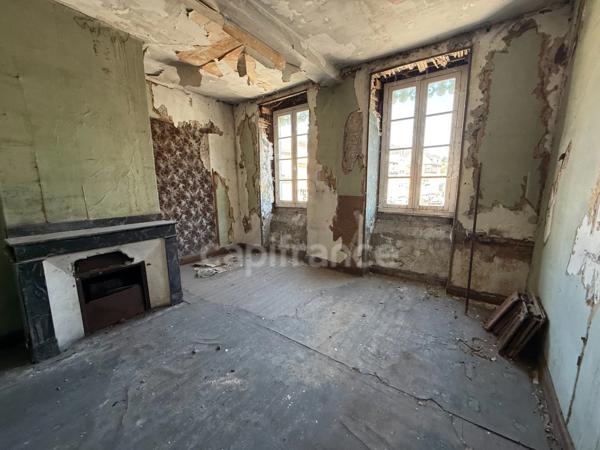 Immeuble à rénover avec locaux commerciaux