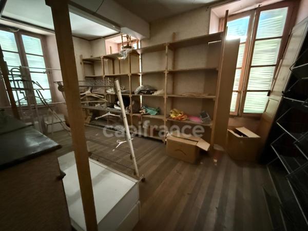 Immeuble à rénover avec locaux commerciaux