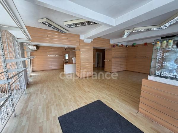 Immeuble à rénover avec locaux commerciaux