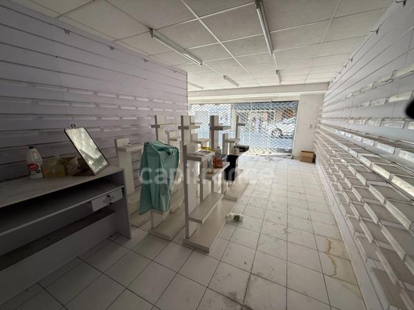 Immeuble à rénover avec locaux commerciaux