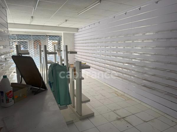 Immeuble à rénover avec locaux commerciaux