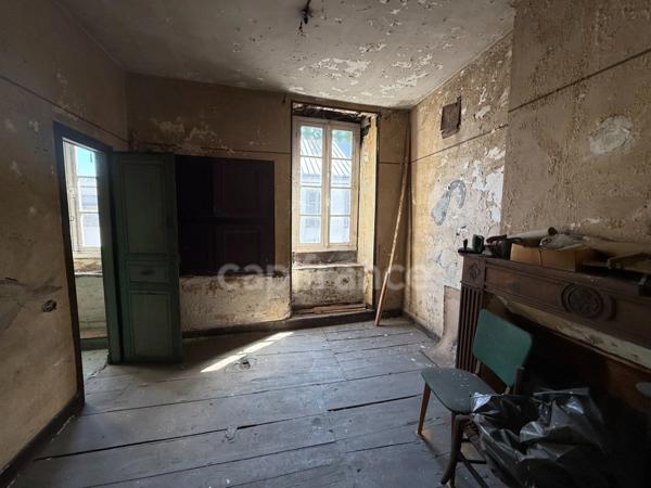 Immeuble à rénover avec locaux commerciaux