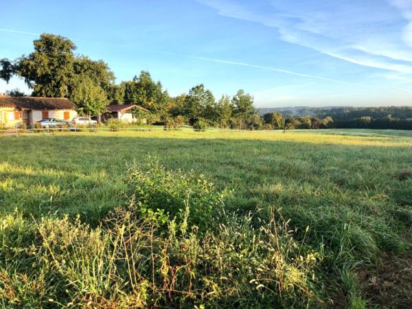 TERRAIN VIABILISE AVEC VUE DOMINANTE