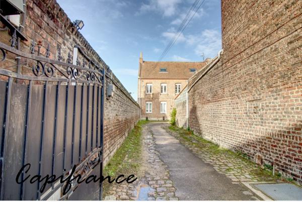 Immeuble à Douai (59), maison individuelle, 148m² , 3 chambres, parking, dépendances et jardin 1400m²!