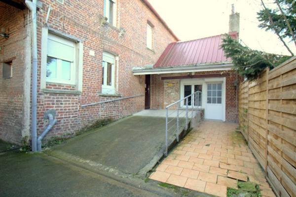 Immeuble à Douai (59), maison individuelle, 148m² , 3 chambres, parking, dépendances et jardin 1400m²!