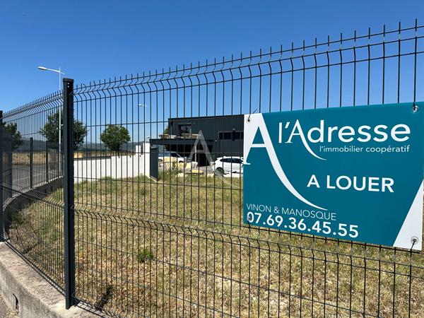 LOCAL COMMERCIAL DE 175M2 AVEC EXTERIEUR DE 200M2 ET PARKING TERRAIN CLOTURE ET SECURISE A VINON SUR VERDON