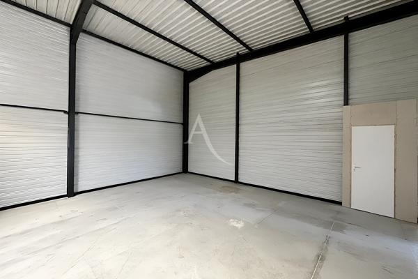 LOCAL COMMERCIAL DE 175M2 AVEC EXTERIEUR DE 200M2 ET PARKING TERRAIN CLOTURE ET SECURISE A VINON SUR VERDON