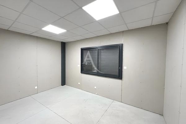 LOCAL COMMERCIAL DE 175M2 AVEC EXTERIEUR DE 200M2 ET PARKING TERRAIN CLOTURE ET SECURISE A VINON SUR VERDON