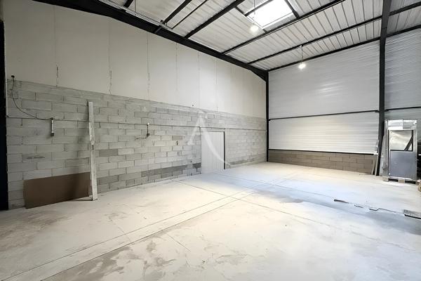 LOCAL COMMERCIAL DE 175M2 AVEC EXTERIEUR DE 200M2 ET PARKING TERRAIN CLOTURE ET SECURISE A VINON SUR VERDON
