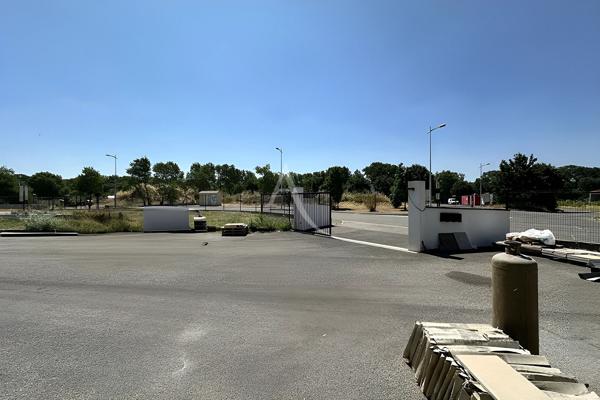 LOCAL COMMERCIAL DE 175M2 AVEC EXTERIEUR DE 200M2 ET PARKING TERRAIN CLOTURE ET SECURISE A VINON SUR VERDON