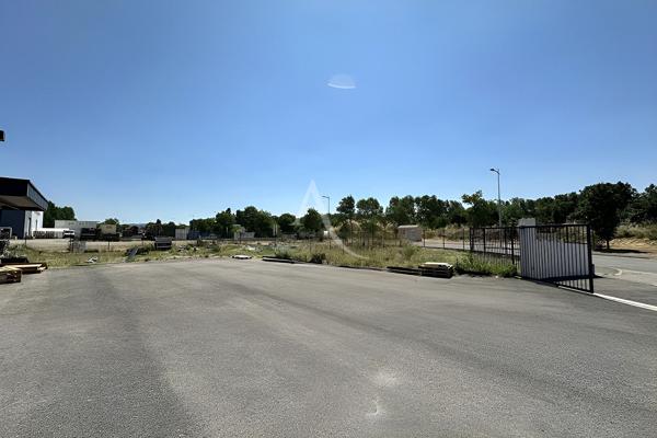 LOCAL COMMERCIAL DE 175M2 AVEC EXTERIEUR DE 200M2 ET PARKING TERRAIN CLOTURE ET SECURISE A VINON SUR VERDON
